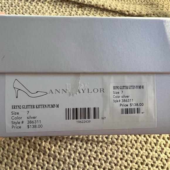 Ann Taylor Eryn Silver Glitter Kitten Heel Pump, Size 7 - Picture 4 of 11